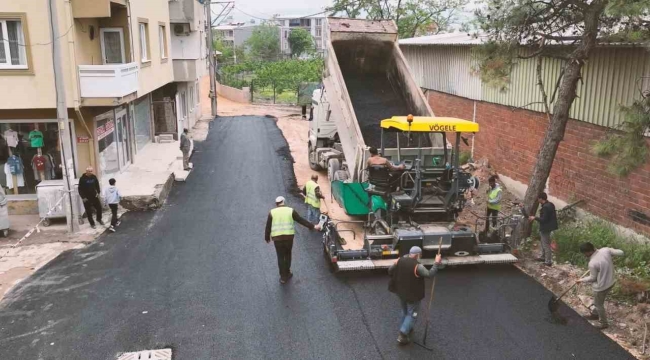 Gürsu'da 36 saatte sokağın asfaltı yenilendi