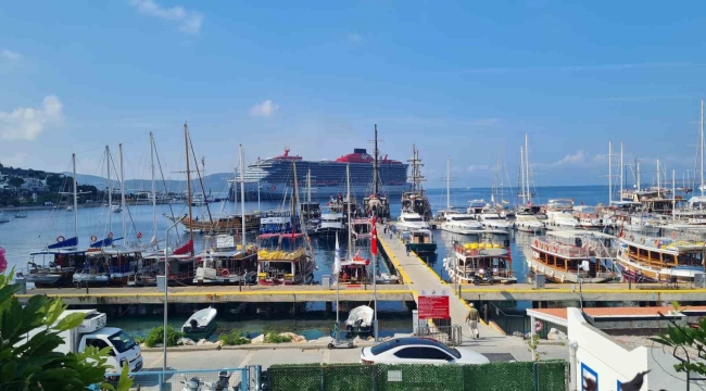 İki gemi ile Bodrum'a 1982 yolcu geldi