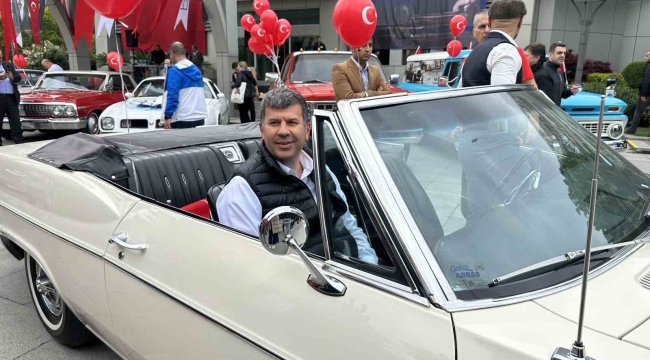 Kadıköy'de 19 Mayıs klasik otomobiller eşliğinde kutlandı