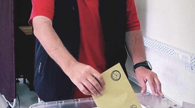 Ünlü komedyen Ata Demirer, Cumhurbaşkanlığı seçimi için Bozcaada'da oyunu kullandı