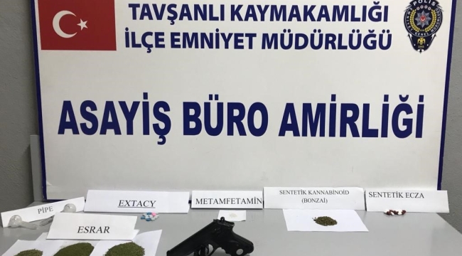 Tavşanlı'da durdurulan tırda uyuşturucu madde ve tabanca ele geçirildi