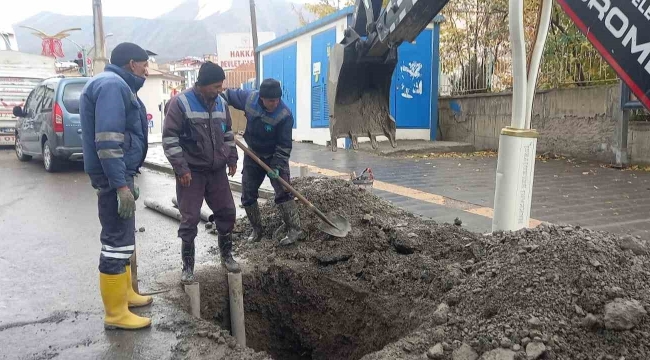 Belediye arıza ekibinin zorlu mesaisi
