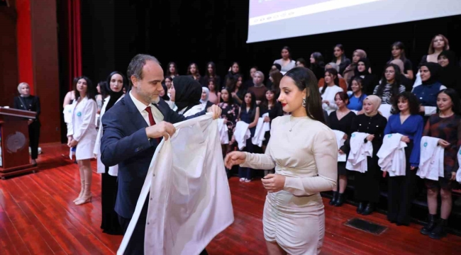 Beslenme ve Diyet Bölümü öğrencileri beyaz önlük giydi