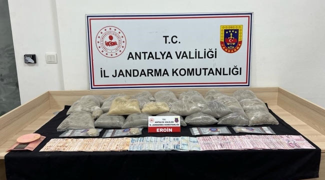 Evini uyuşturucu imalathanesine çevirdi, jandarma operasyonuyla yakalandı