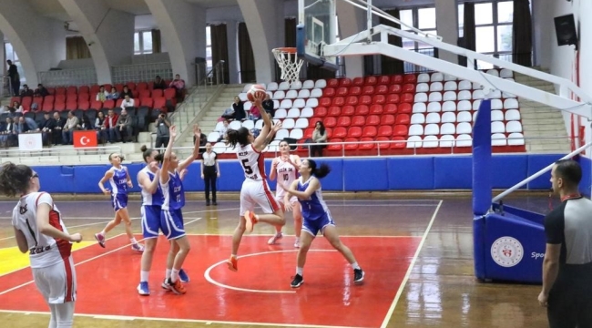 Gençlik Spor Müdürlüğü'nün kadın basketbol takımı ilk maçına çıktı