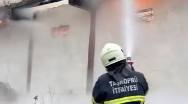 Kastamonu'da 2 katlı ahşap ev alev alev yandı