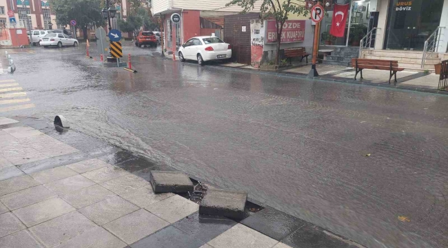 Tekirdağ'da yağış şiddetini artırdı: Yollarda su birikintileri oluştu