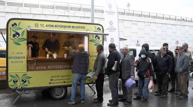 Aydın Büyükşehir Belediyesi'nden Kuşadalılara soğuk havada iç ısıtan ikram