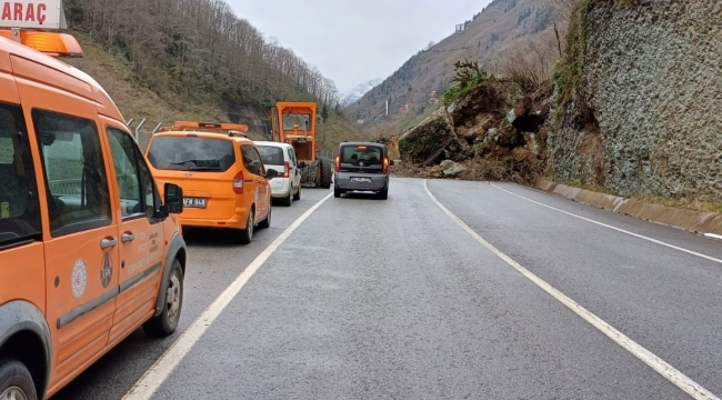 Trabzon'da heyelan nedeniyle Santa Yolu ulaşıma kapandı