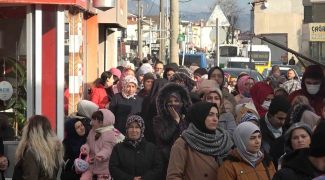 20 liraya paspas, 50 liraya tencere almak için saatlerce sıra beklediler