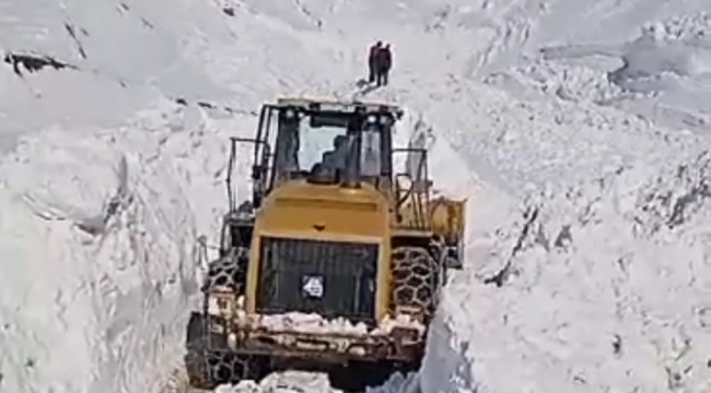 Bahçesaray'da yola düşen çığlar temizleniyor