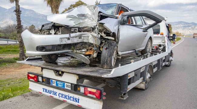 Yoldan çıkan otomobil palmiye ağacına çarptı: 1 ölü, 3 yaralı