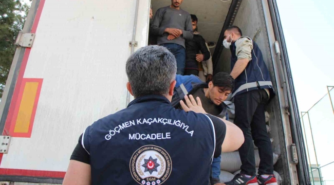 Amasya'da mercimek yüklü tırdan 40 kaçak göçmen çıktı