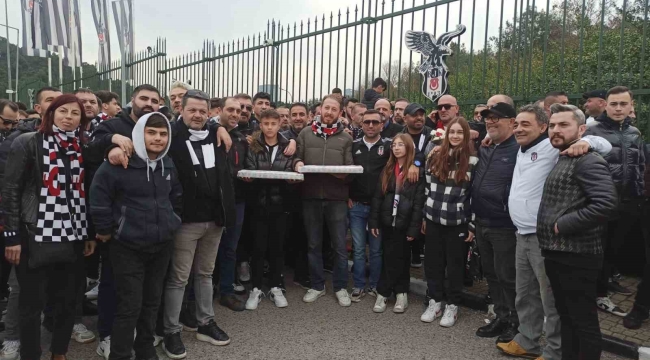 Beşiktaş taraftarından derbi öncesi takıma destek