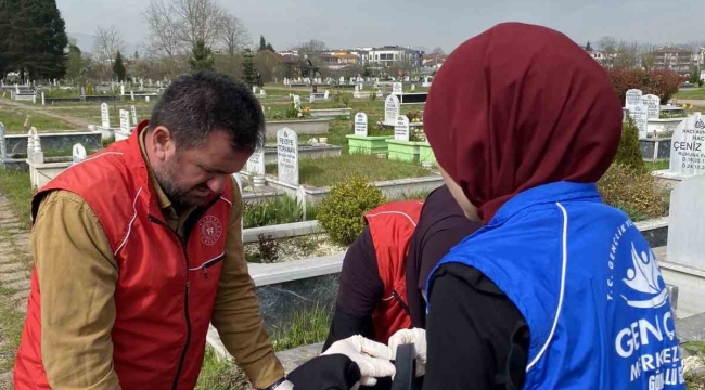 Gönüllü gençler mezarlığı temizledi