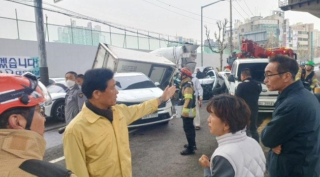 Güney Kore'de 13 araç zincirleme kazaya karıştı: 17 yaralı