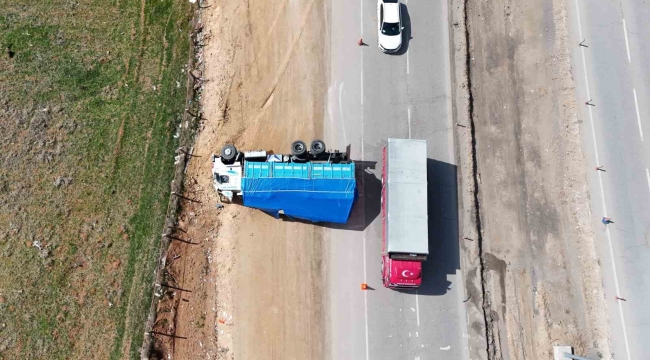 Kırıkkale'de kamyon devrildi