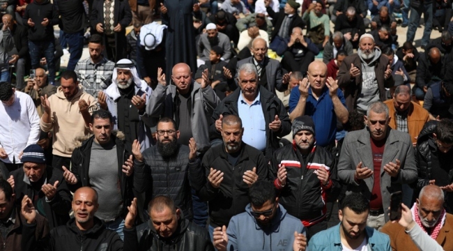 Mescid-i Aksa'da cuma namazında 125 bin Müslüman saf tuttu