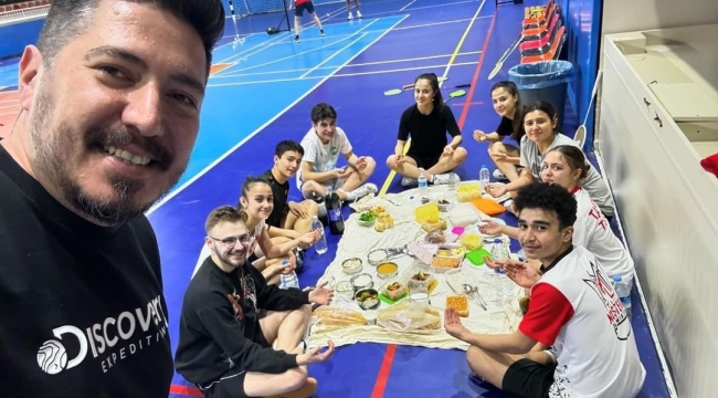 Şampiyonaya hazırlanan 'altın jenerasyon' spor salonunda iftar yaptı