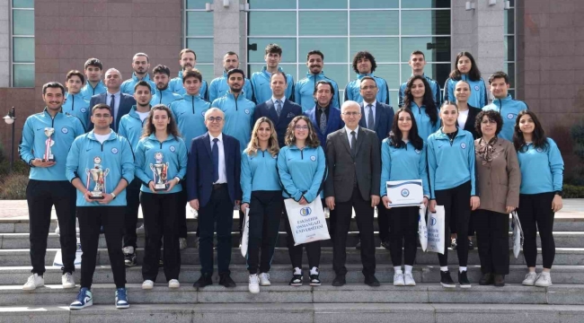 Üniversitelerarası Spor Müsabakaları'nda başarılı olan ESOGÜ sporcuları kupalarını Rektör Prof. Dr. Kamil Çolak'a sundu