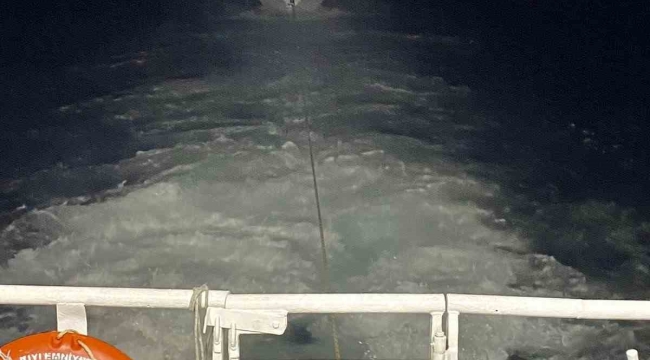Yeşilköy açıklarında makine arızası yapan tekne sürüklendi, 3 kişi kurtarıldı