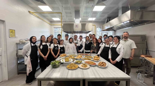 6 yabancı öğrenci, Türk aşçı adayları ile yemek yaptı