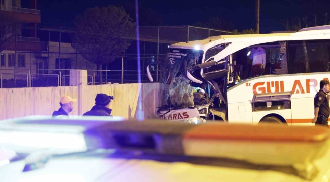 Aksaray'da kontrolden çıkan otobüs bahçe duvarına çarptı: 8 yaralı
