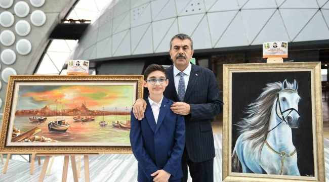 Bakan Tekin şehit polis memuru Hüseyin Gül'ün oğlu Talha'nın sergisini ziyaret etti