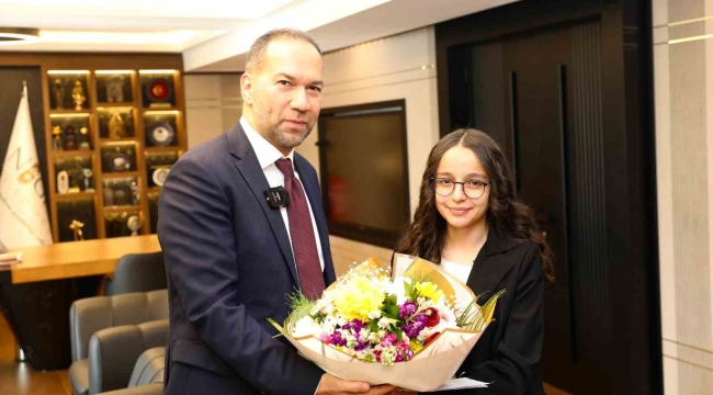 Başkan Özdemir, Makamını 7. Sınıf Öğrencisi Tuğba'ya Devretti