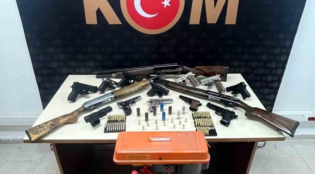Burdur'da kaçakçılık operasyonunda çok sayıda silah ele geçirildi