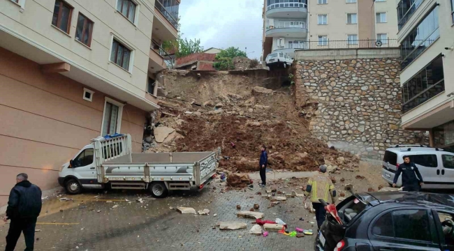 Bursa'da istinat duvarı apartmanın üzerine çöktü, 2 kişi yaralandı