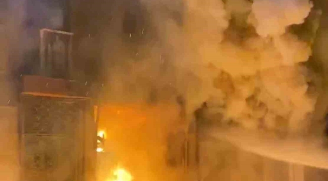 Bursa'da mobilya dükkanında çıkan yangın evlere sıçradı
