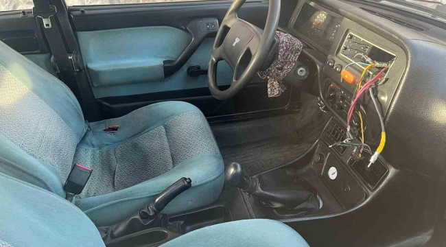 Camını kırdıkları otomobillerin teyplerini çaldılar