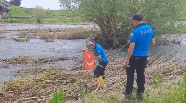 Dicle Nehri'nde arama kurtarma faaliyetinde olan ekibin 'Türk bayrağı' hassasiyeti