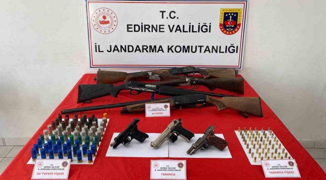 Edirne'de ruhsatsız tabancalar ve tüfekler ele geçirildi: 2 gözaltı