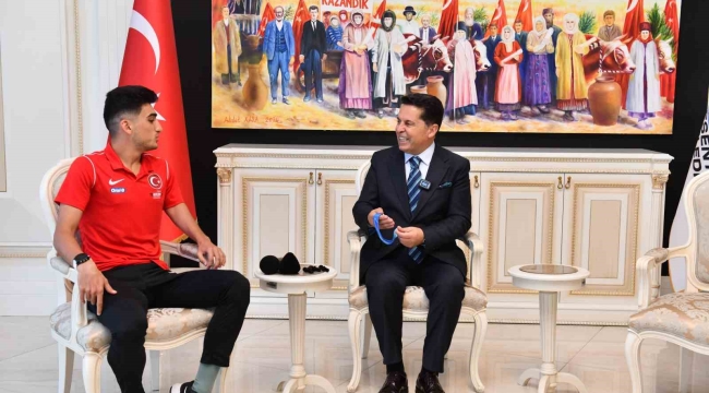 Esenyurt Belediye Başkanı Özer, Dünya Şampiyonu olan Milli Paratriatloncu Uğurcan Özer'i makamında ağırladı