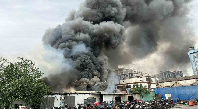 Esenyurt'ta fabrika yangını: Yaklaşık 2 saatlik çalışmayla kontrol altına alındı
