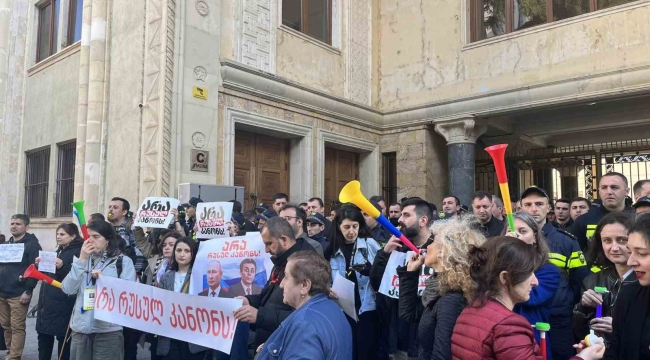 Gürcistan'da parlamento önünde tartışmalı yasa tasarısı protesto edildi