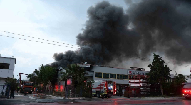 İzmir'de iki ayrı fabrikada çıkan yangın kontrol altında