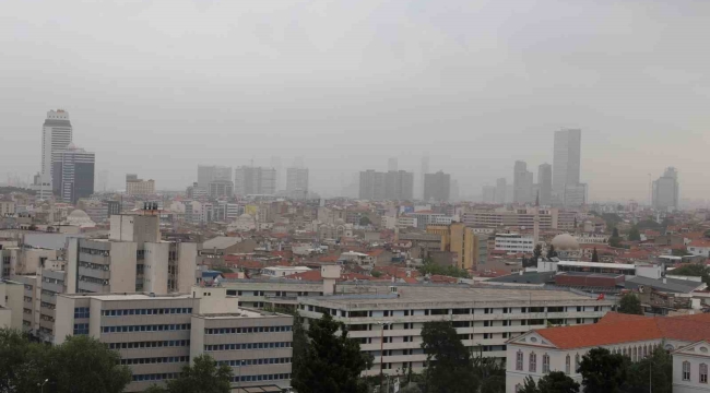 İzmir'e sis değil, çöl tozu bulutu çöktü: Göz gözü görmedi