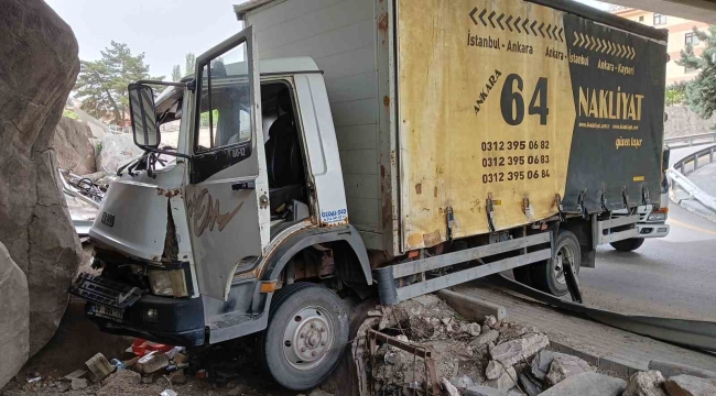 Kontrolden çıkan kamyon duvara çaptı: 1 yaralı