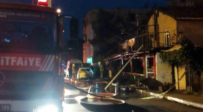 Maltepe'de korkutan iş yeri yangını: Restoran alev alev yandı