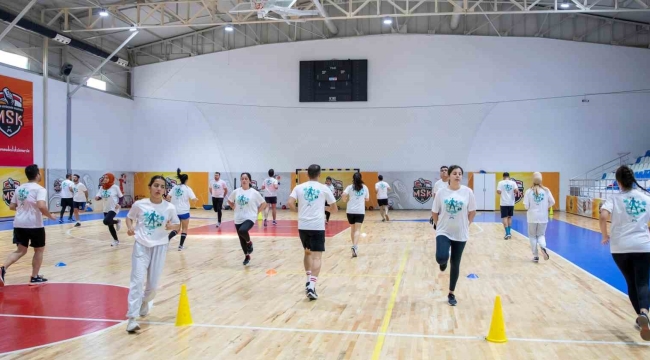Mersin'de gençler, belediyenin açtığı fiziksel yeterlilik kursunda sınavlara hazırlanıyor