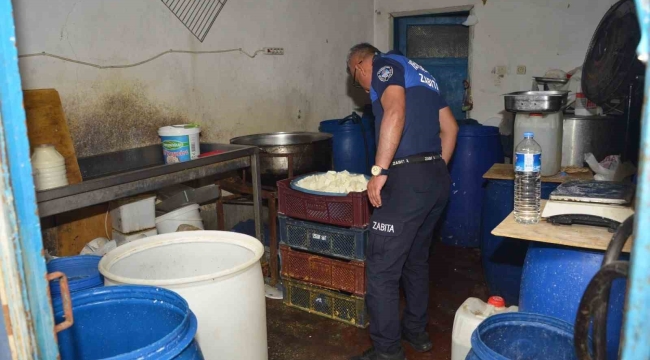 Mersin'de sağlıksız ortamda üretim yapılan kaçak peynir imalathanesi tespit edildi