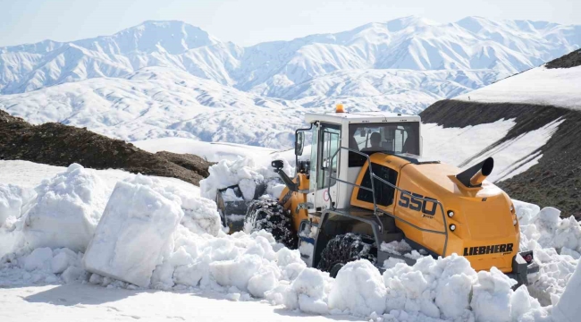 Muş'ta karla mücadele ekipleri 4 ayda 23 bin kilometre yol açtı