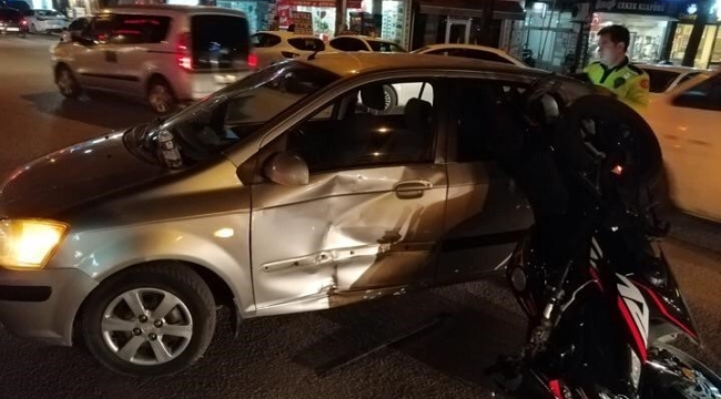 Otomobile çarpan motosikletin sürücüsü yaralandı