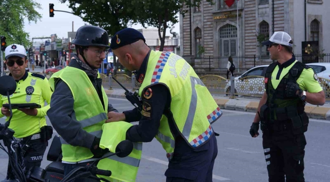 Polis ve jandarmadan motosiklet sürücülerine yelek hediyesi