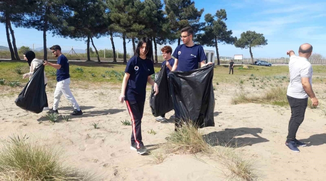 Sinop'ta öğrenciler sahil temizliği yaptı