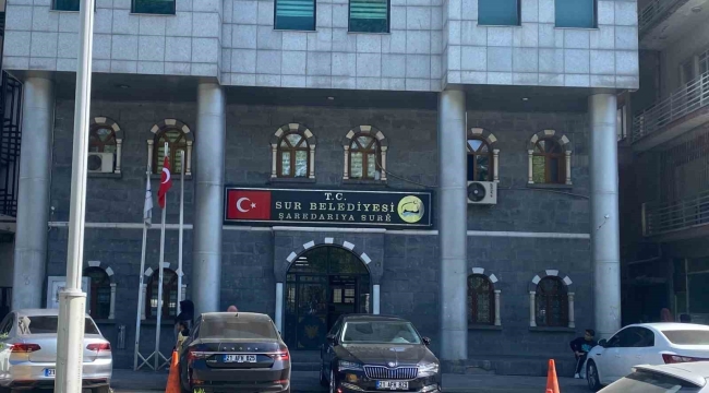Sur Belediyesinde Atatürk ve Cumhurbaşkanı Erdoğan'ın fotoğraflarına yönelik hakarete ilişkin soruşturma
