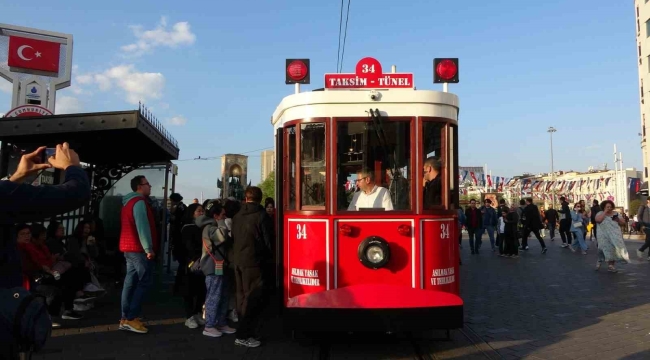 Taksim'de test sürüşüne çıkan akülü nostaljik tramvaya vatandaşlar yoğun ilgi gösterdi